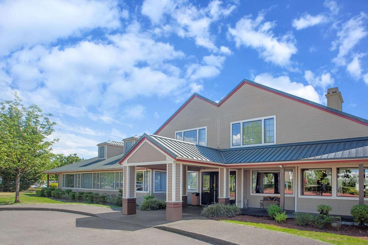 Hawthorn Suites By Wyndham Kent, Wa Exterior photo
